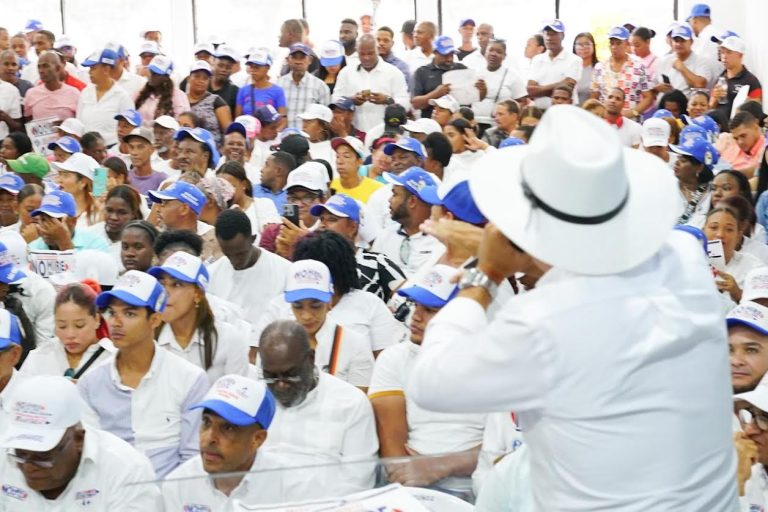 Miles de personas se suman al Movimiento No Mire Pa Atra en apoyo al Presidente Luis Abinader