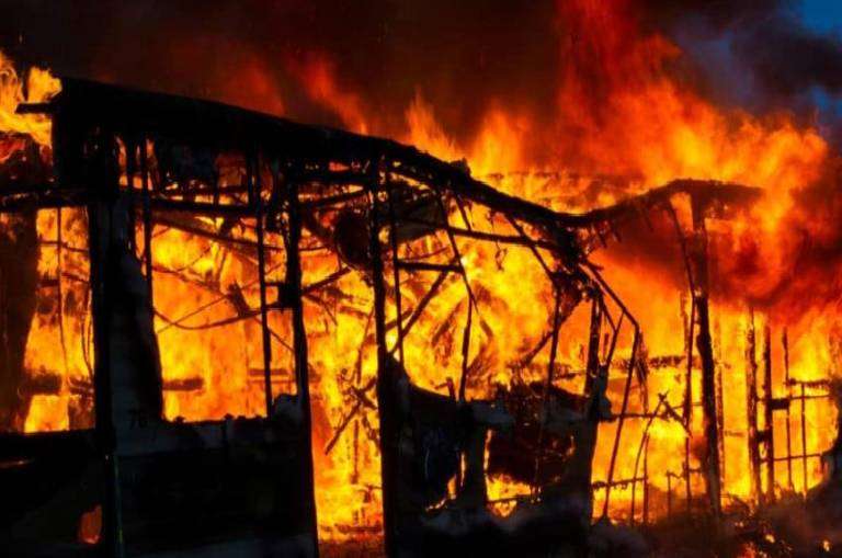 Investigan causas incendio causó muerte dos menores y un adulto