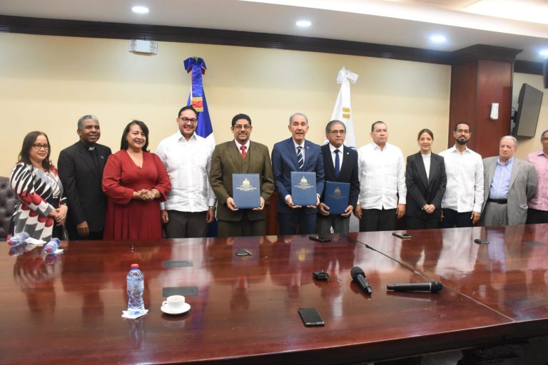 MESCYT y suscribe convenios de colaboración con el Sistema Regional de Acreditación de Ingeniería para internacionalizar programas académicos