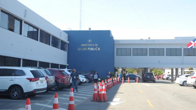 Ministerio de Salud recomienda consumo abundante de agua para mantener hidratación ante ola de calor