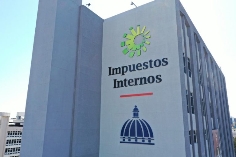 Impuestos Internos entrega 100 licencias de operación a dealers y concesionarios