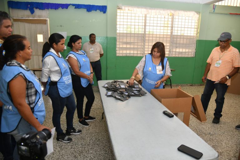 Omar, de FP, Rivera y Taveras del PRM, se adelantan en la carrera por el Senado