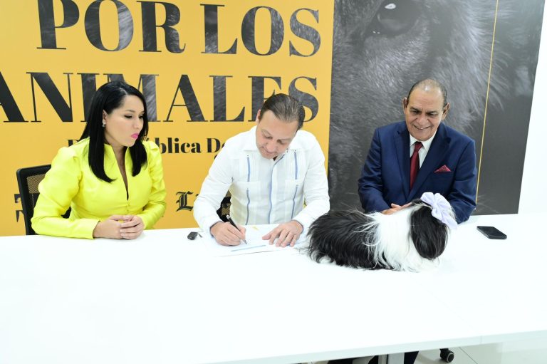 «Para mí es una causa personal»: Abel firma pacto por protección de animales | Video
