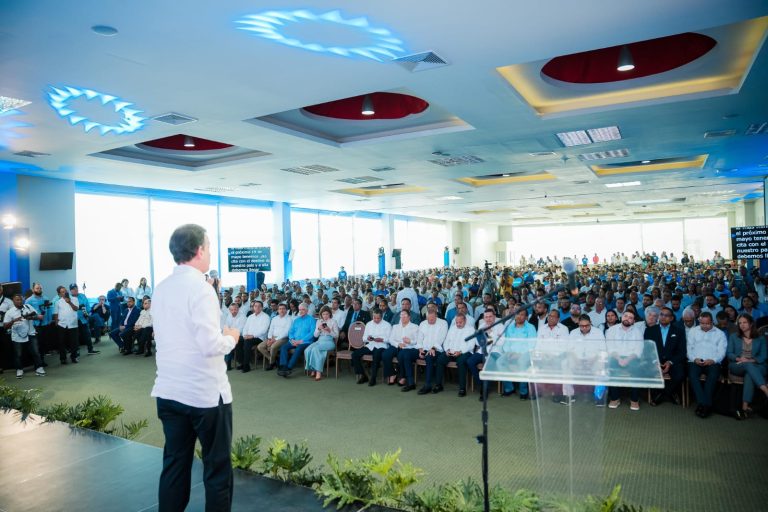 Presidente Abinader recibe apoyo de trabajadores de zonas francas del Cibao
