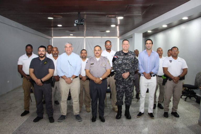 Policías y miembros de la Academia de Entrenamiento Civil, Militar y Policial (Procamp), culminan exitosamente curso de la pistola no letal Taser 7