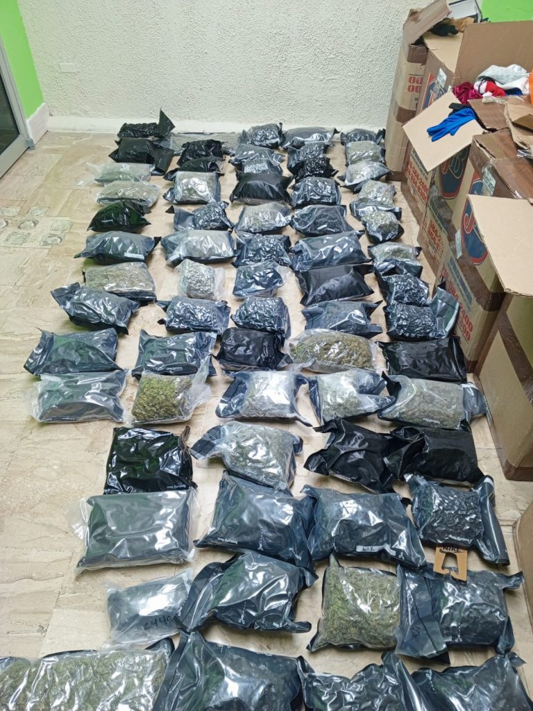 CONFISCAN EN EL AIPC 70 LIBRAS DE MARIHUANA CAMUFLADA EN CAJAS DE CALZADOS Y ROPAS