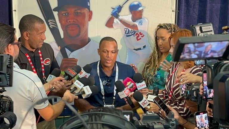 Adrián Beltré celebra su exaltación al Salón de la Fama de Cooperstown