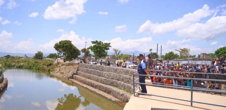 Primer ministro de Haití visita canal de río Masacre