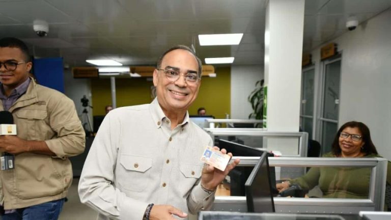 Gilberto Santa Rosa se convierte en “un dominicano en toda regla”