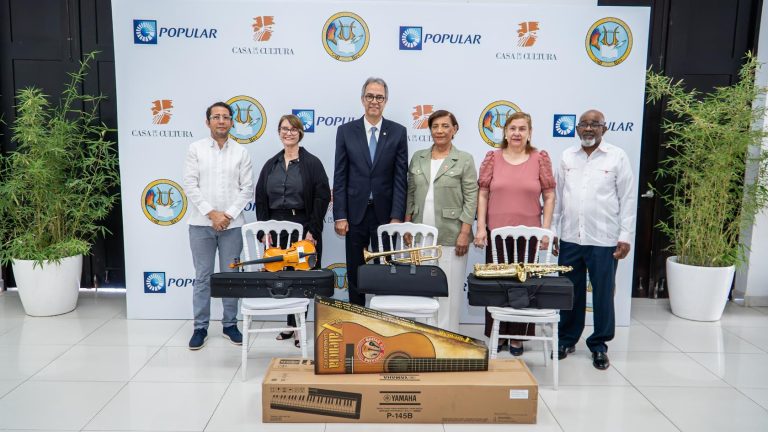 Banco Popular dona 130 instrumentos musicales para jóvenes de La Vega