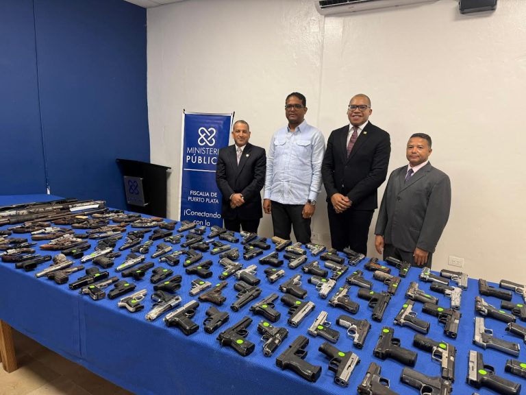 La Fiscalía de Puerto Plata entrega 132 armas de fuego al Ministerio de Interior y Policía