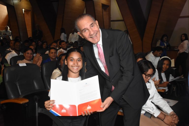 MESCyT entrega 8,000 becas nacionales con énfasis en carreras STEM
