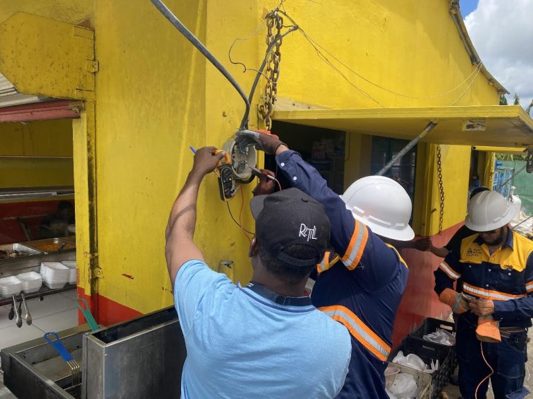 Pgase y Edeeste desmantelan conexiones irregulares enestablecimientos de La Altagracia