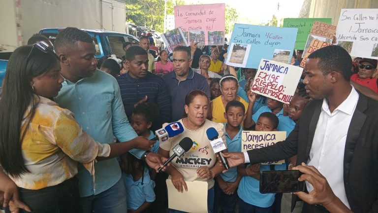 RESIDENTES EN LA COMUNIDAD DE JAMAICA, SDN, EXIGEN CONSTRUCCIÓN DE ESCUELA Y ASFALTADO DE CALLES.
