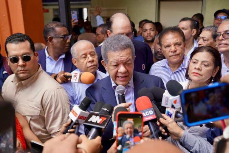 Leonel Fernández dice Gobierno está en “caída libre”