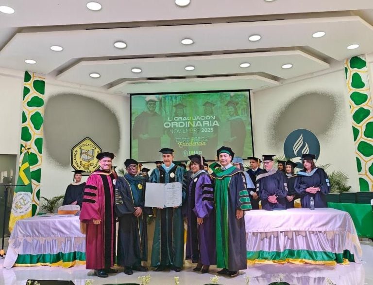 García Fermín recibe Doctorado Honoris Causa en Educación durante investidura de la Universidad Adventista Dominicana