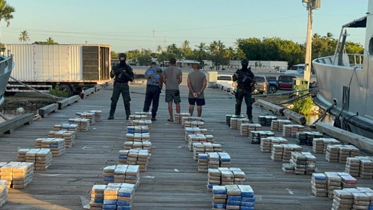 Incautan 1.5 toneladas de cocaína y apresan a tres hombres en costas del municipio de Baní