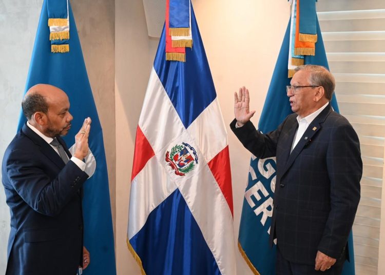 Aguilera juramenta a Luis Valdez Veras como nuevo vicepresidente ejecutivo de Seguros Reservas