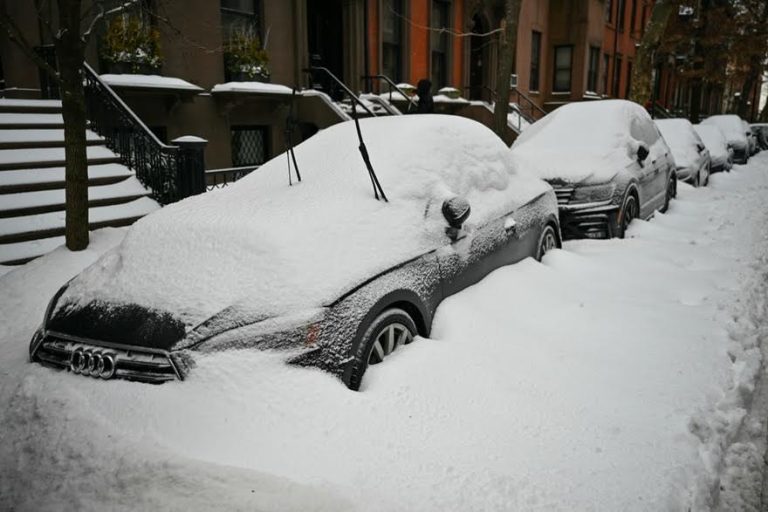 Calles NYC continúan resbaladizas y peligrosas por congelamiento; miles vehiculos atascados