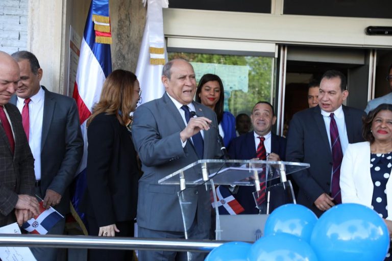 El ministro del MESCyT reafirmó el compromiso con la soberanía y la educación de calidad durante acto de izamiento de bandera junto al Senado