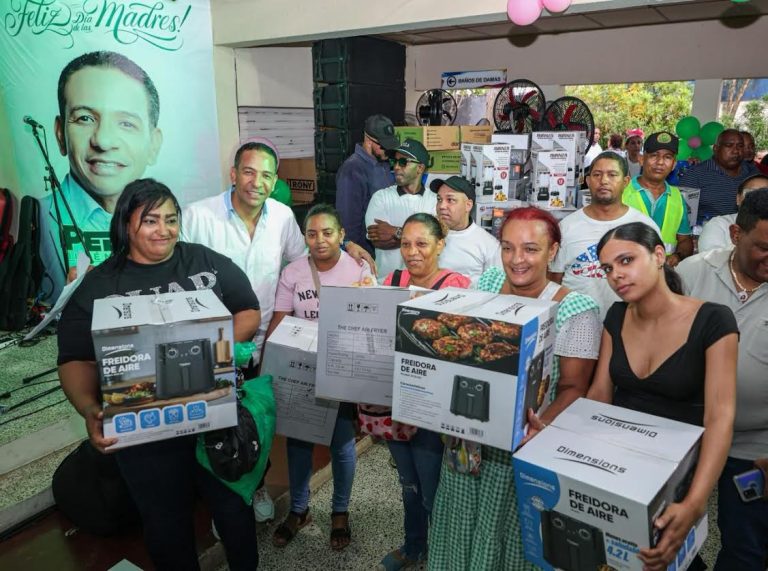 Pedro Jiménez rinde homenaje y lleva regalos y alegría a cientos de madres 