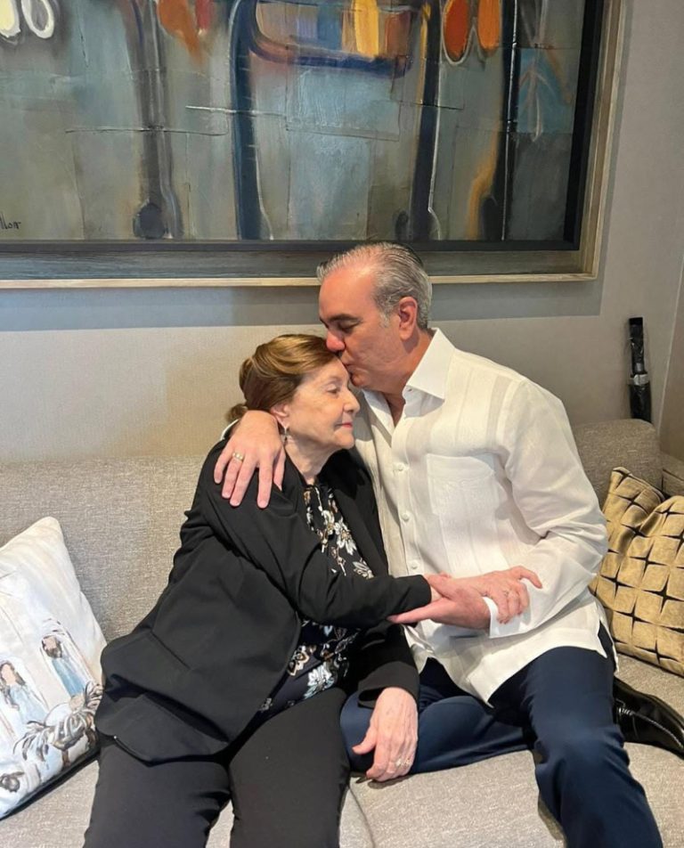Abinader a madres dominicanas: “Ustedes son el motor de nuestra nación y pilar de nuestros hogares”