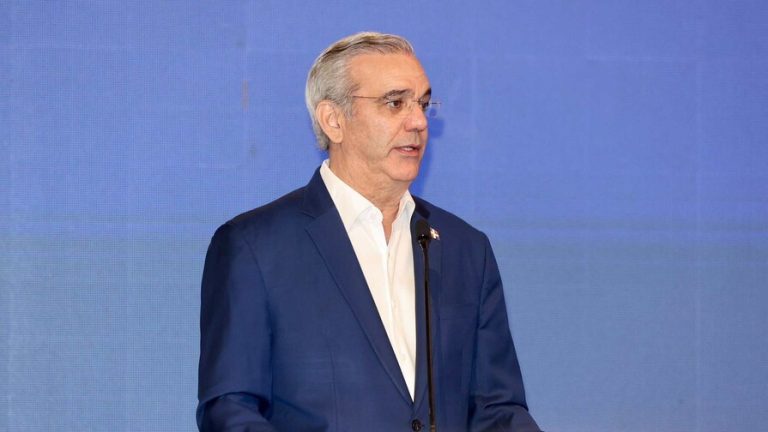Presidente Abinader promulga la ley del plan fiscal