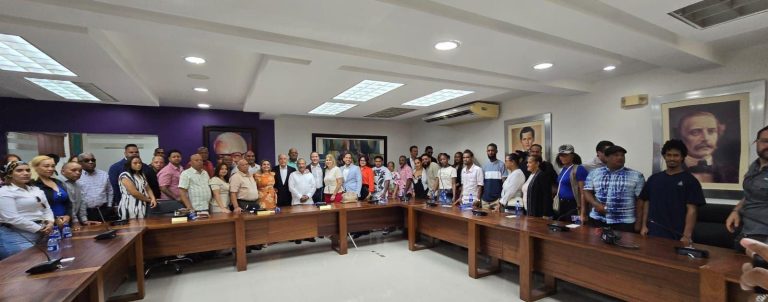 Danilo Medina juramenta a exdiputada Ivannia Rivera y a decenas de dirigentes que regresaron