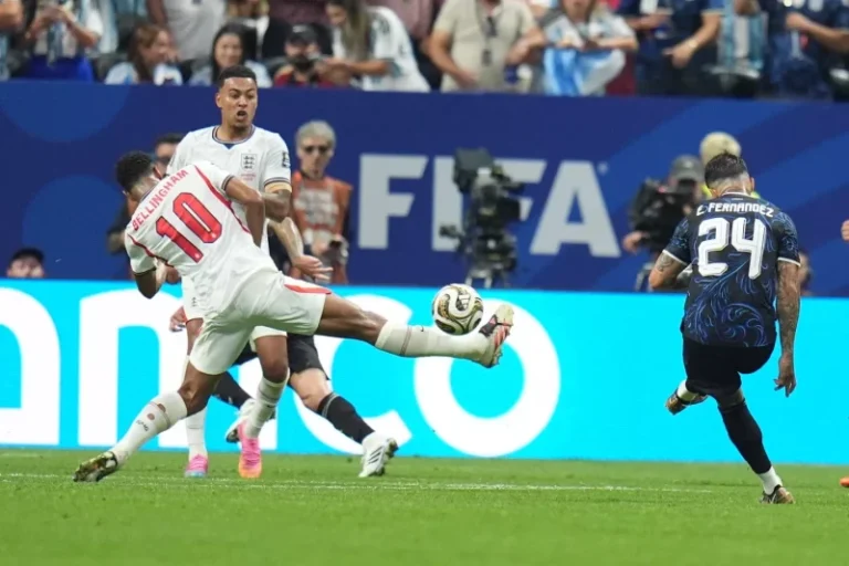 Argentina remonta, vence 2-1 a Inglaterra y enfrentarán a España por el trono
